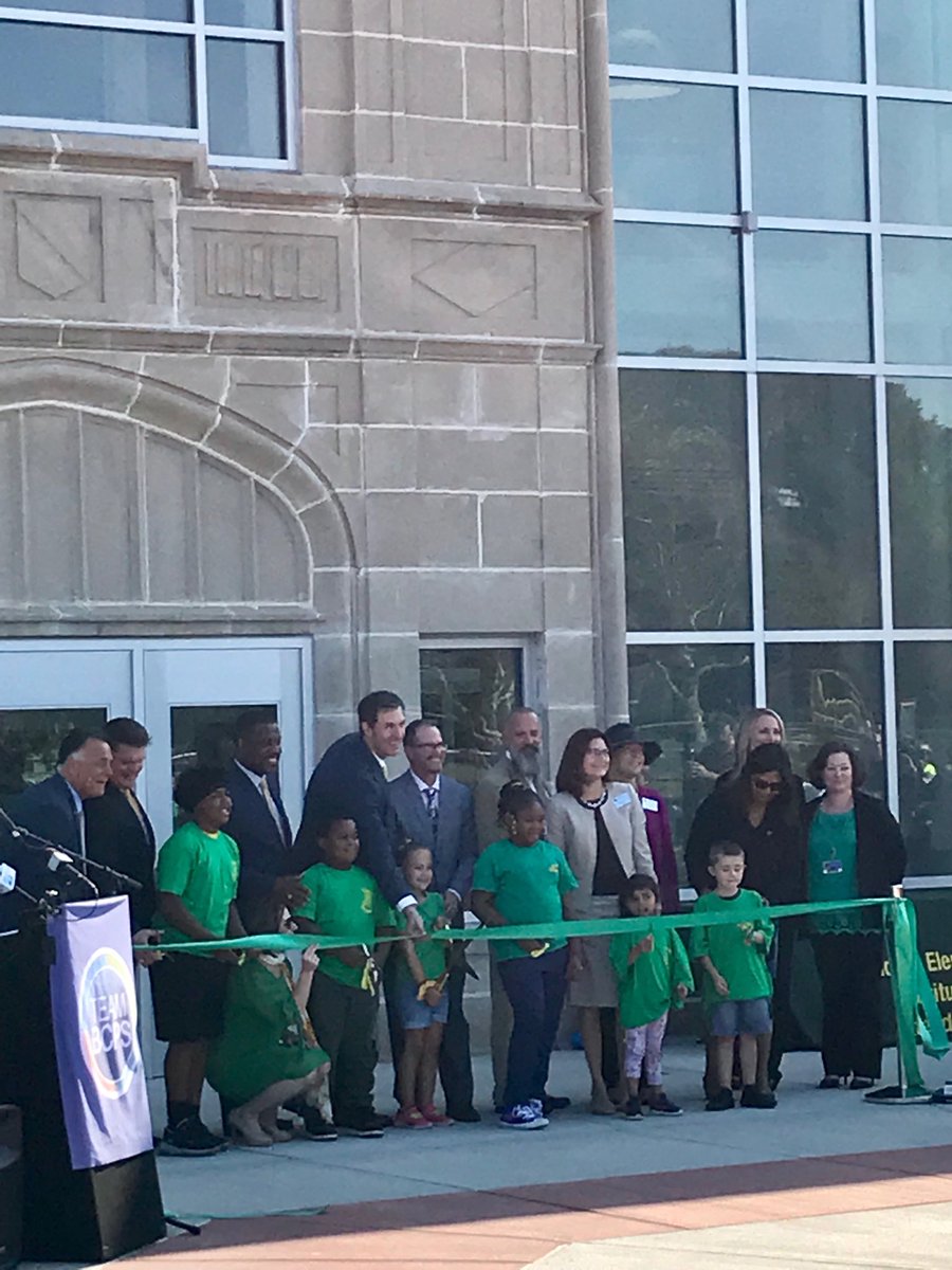 GeorgeCassis's tweet photo. Ribbon Cutting Ceremony ⁦@DundalkES⁩ ⁦@_mparker3⁩ ⁦@BCPSTitleI⁩ 🏠✂️🦉#home #teamdundalk #dundalkfamily https://t.co/2asKe9RQdb
