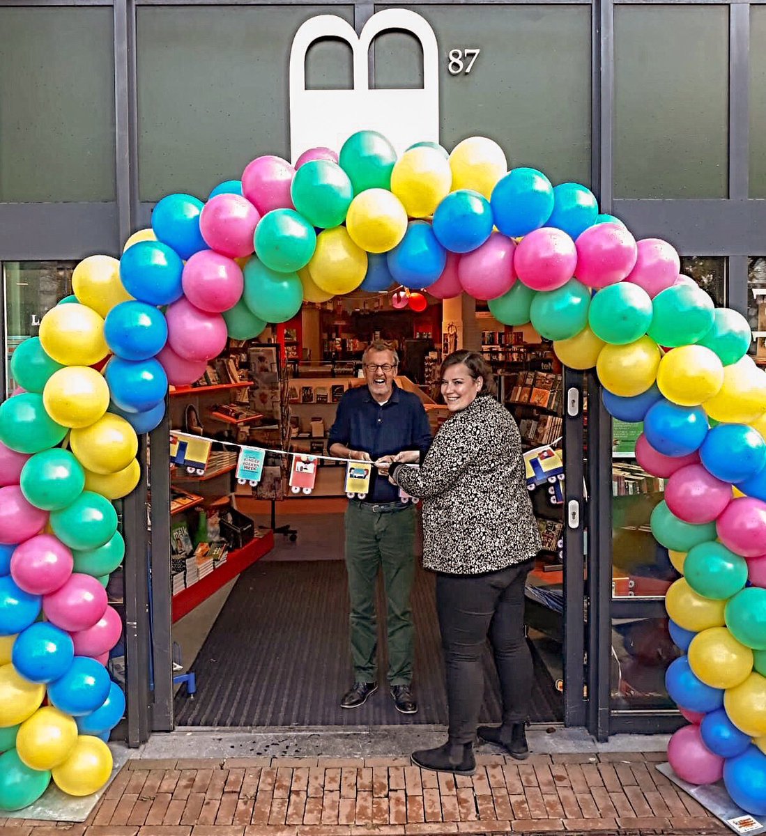Vandaag verklaarden Daan en Femke de #kinderboekenweek officieel voor geopend! #hoeramaaldrie 🙌🏼🚀🙌🏼
