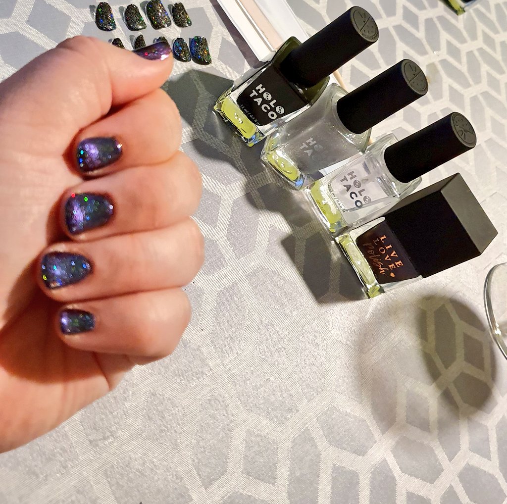 Rena96827904's tweet photo. Nuuuu first peely went missing 💔
#simplynotlogical @nailogical #holomergency 
#rippeely
But with my new @holotaco collection "iT's NoT a PrObLeM aNyMoRe" 😂
Had a bad day and lost your peely?-Just add a holo taco! 💿😂
(Sorry for spam I'm just so excited and in love 🥰💿)
K bye https://t.co/opOhEatOFe