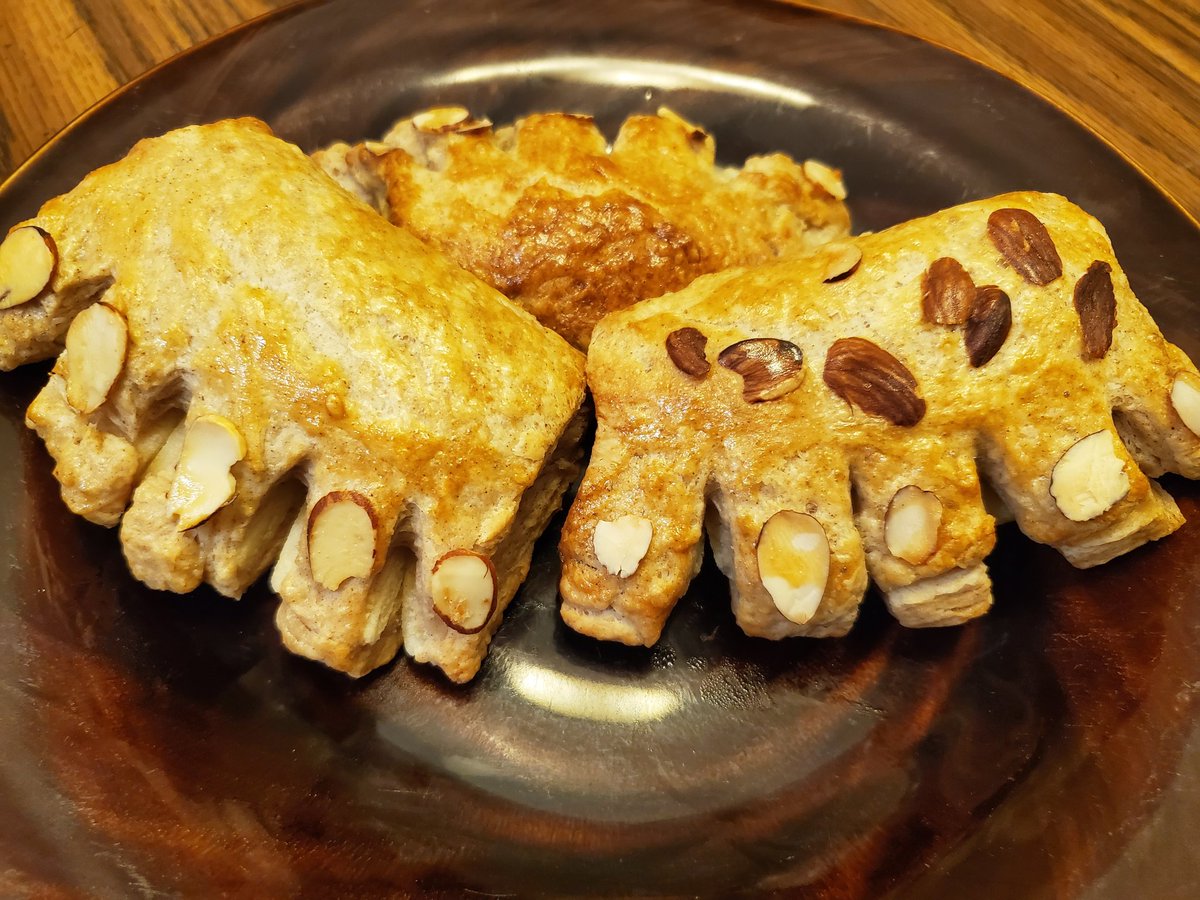CritSnacks's tweet photo. Jester's home is famous for many reasons, but the one we've been looking forward to the most are the famous Nicodranus Bear Claws. We are glad to have stopped by the Lavish Chateau for this trinket, the cinnamon makes all the difference!
#CriticalRole #themightynom @LauraBaileyVO https://t.co/1DBvBa0MLL