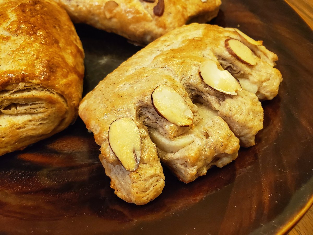 CritSnacks's tweet photo. Jester's home is famous for many reasons, but the one we've been looking forward to the most are the famous Nicodranus Bear Claws. We are glad to have stopped by the Lavish Chateau for this trinket, the cinnamon makes all the difference!
#CriticalRole #themightynom @LauraBaileyVO https://t.co/1DBvBa0MLL