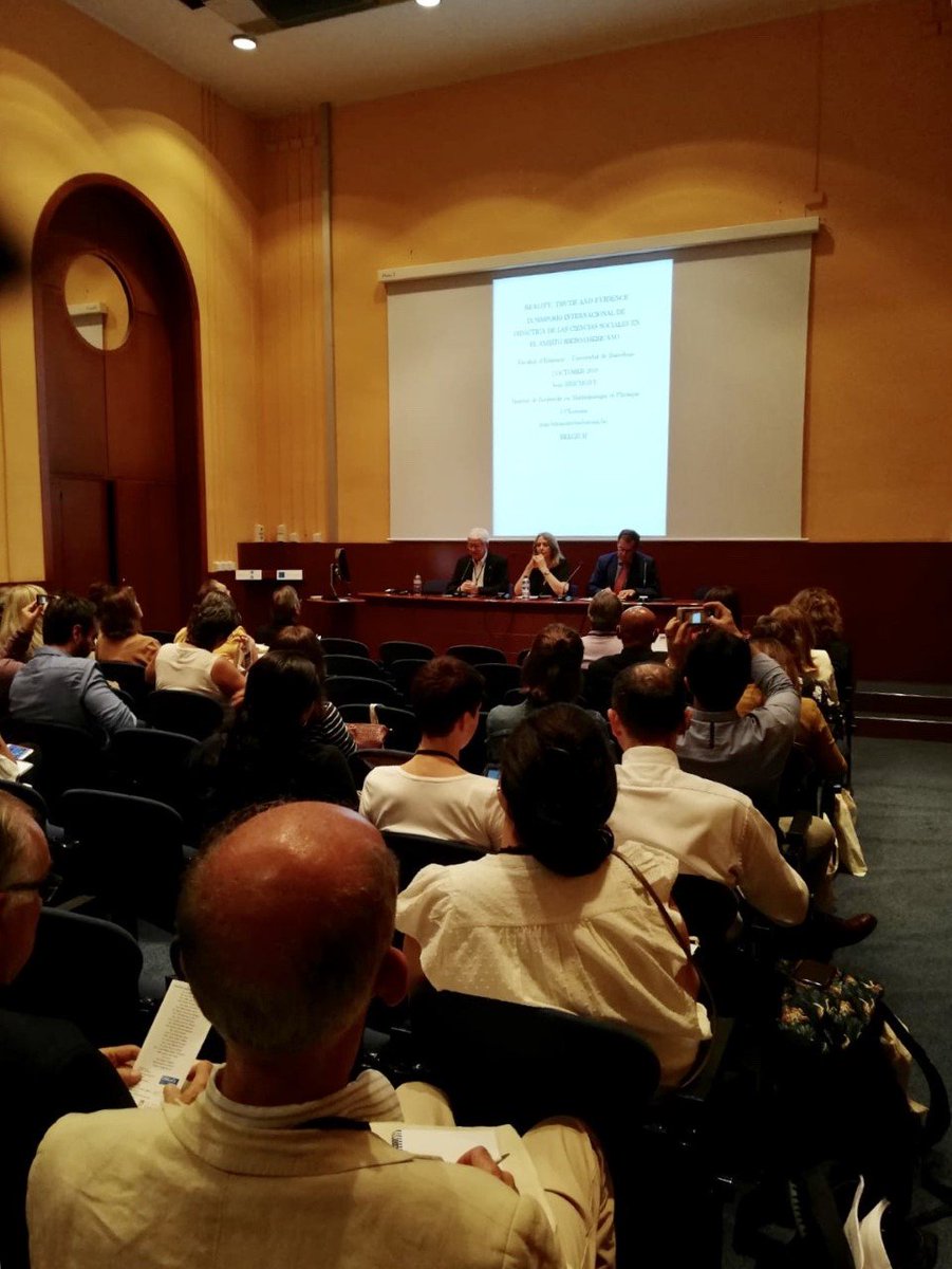 UniBarcelona's tweet photo. Avui ha començat el #IXSIMPOSIODCS Internacional de Didàctica de les Ciències Socials en l'àmbit Iberoamericà, organitzat per @DHIGECS a @EducacioUB. Hi han assistit 30 universitats procedents de diferents països. 

👉https://t.co/tjkxmem2a8 https://t.co/LpT5GvfBGX