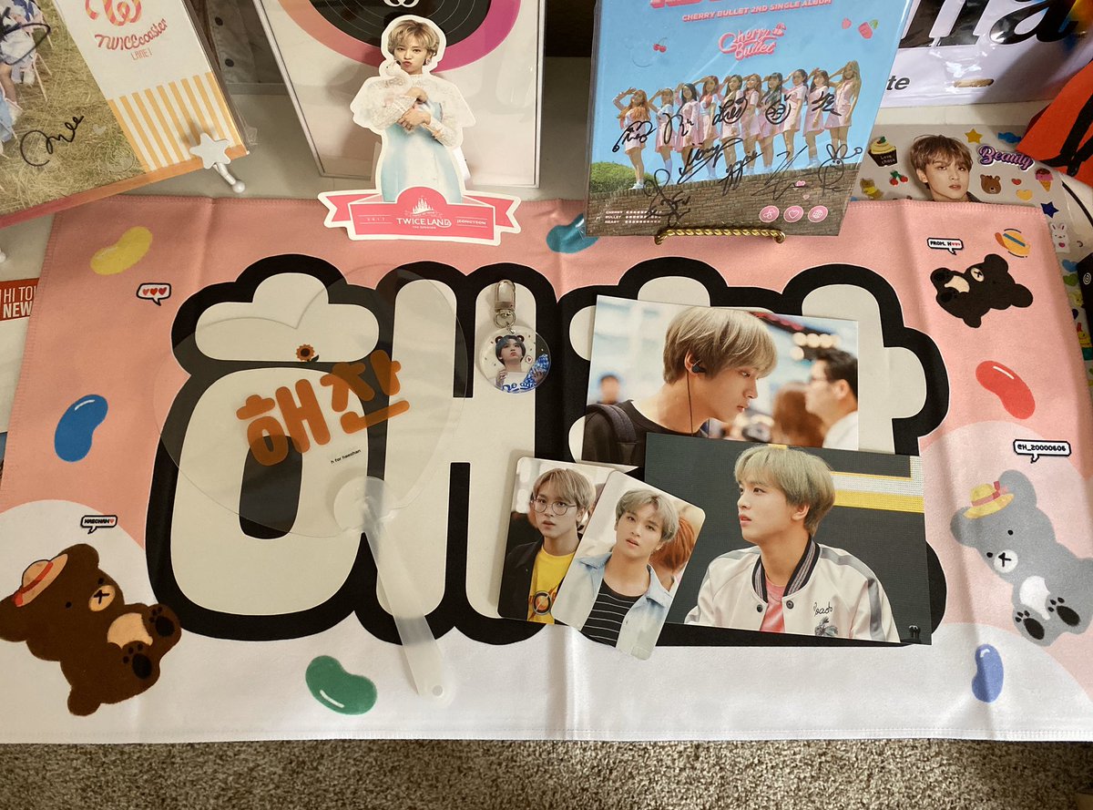 66__82's tweet photo. Finally got around to taking a picture! Thank u so much @yoonjinstars it came perfectly <3__<3 #yjstarsgos https://t.co/PvbPEJTmCF