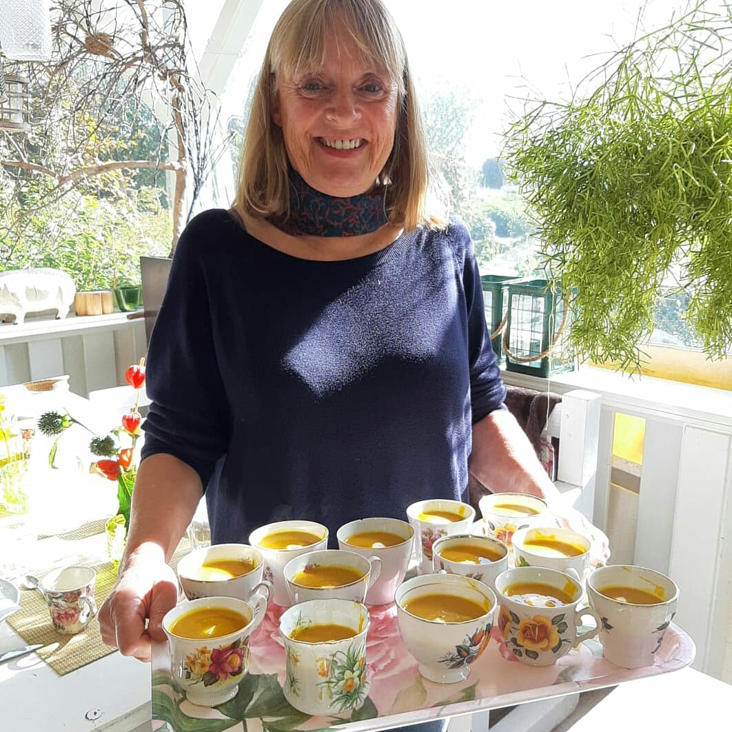 StichtingFedeli's tweet photo. Vandaag een lange gedekte eettafel in het Theehuis aan de Uiterweg. Een Amerikaanse Babbellunch. Een zonnetje en de kachel verwarmde het Theehuis en natuurlijk een hoop gezelligheid. Woensdag 16 oktober is er weer een Babbelkoffie bij Zorgboerderij Inner-Art. Tot dan! https://t.co/uZ4KInD2Wz