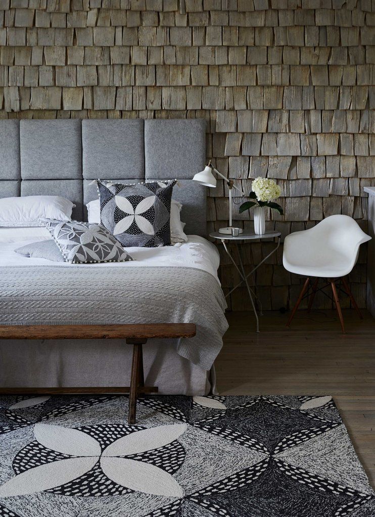 Cold feet? It's that time of year when #rugs come into their own and become a key home comfort. Plus, they make getting out of bed a whole lot easier! bit.ly/2FKpMBq

#handmaderug #woolrug #interiordesign #flooring #blackandwhiterug #interiorinspo #homedecor