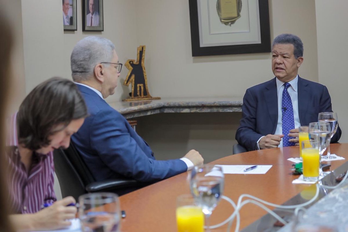 LeonelFernandez's tweet photo. Agradecemos al @DiarioLibre, en la persona de su director don Adriano Miguel Tejada, por la entrevista que nos realizaran el día de hoy, la cual valoramos como una gran oportunidad para intercambiar ideas sobre nuestras propuestas para un próximo gobierno del @PLDenlinea. https://t.co/TGvEg3JsHm