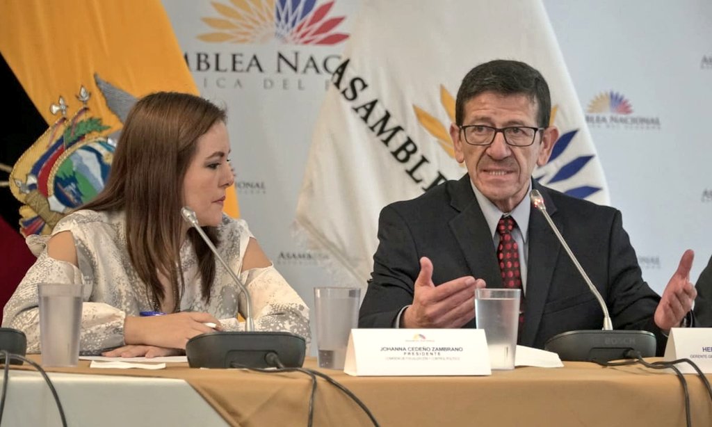 FiscalizacionAN's tweet photo. SESIÓN N°045|  Los Asambleístas @albertoariasra @MichelDoumet @EliseoAzueroR @CarmenRivadene1 @JohannaCedeno realizan una serie de consultas, al Gerente General de la @CNEL_EP, relacionadas con contratos de tercerización de servicios, falta de protocolos de protección... https://t.co/VdYbQw2GQc