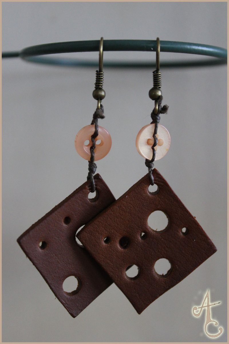 ardecuir's tweet photo. Et un nouveau style de boucle d'oreille ! Il faut expérimenter...
Pour les fan de gruyère. 🌙 🧀
#Ardecuir #Artisanat #Handmade #nofilter #Leather #Craft #sf #Lyon #MadeinFrance #FaitMain #Bijoux #earpiercing #Cheese #wallaceandgromit #newmodel https://t.co/qdZxIR4v1Y