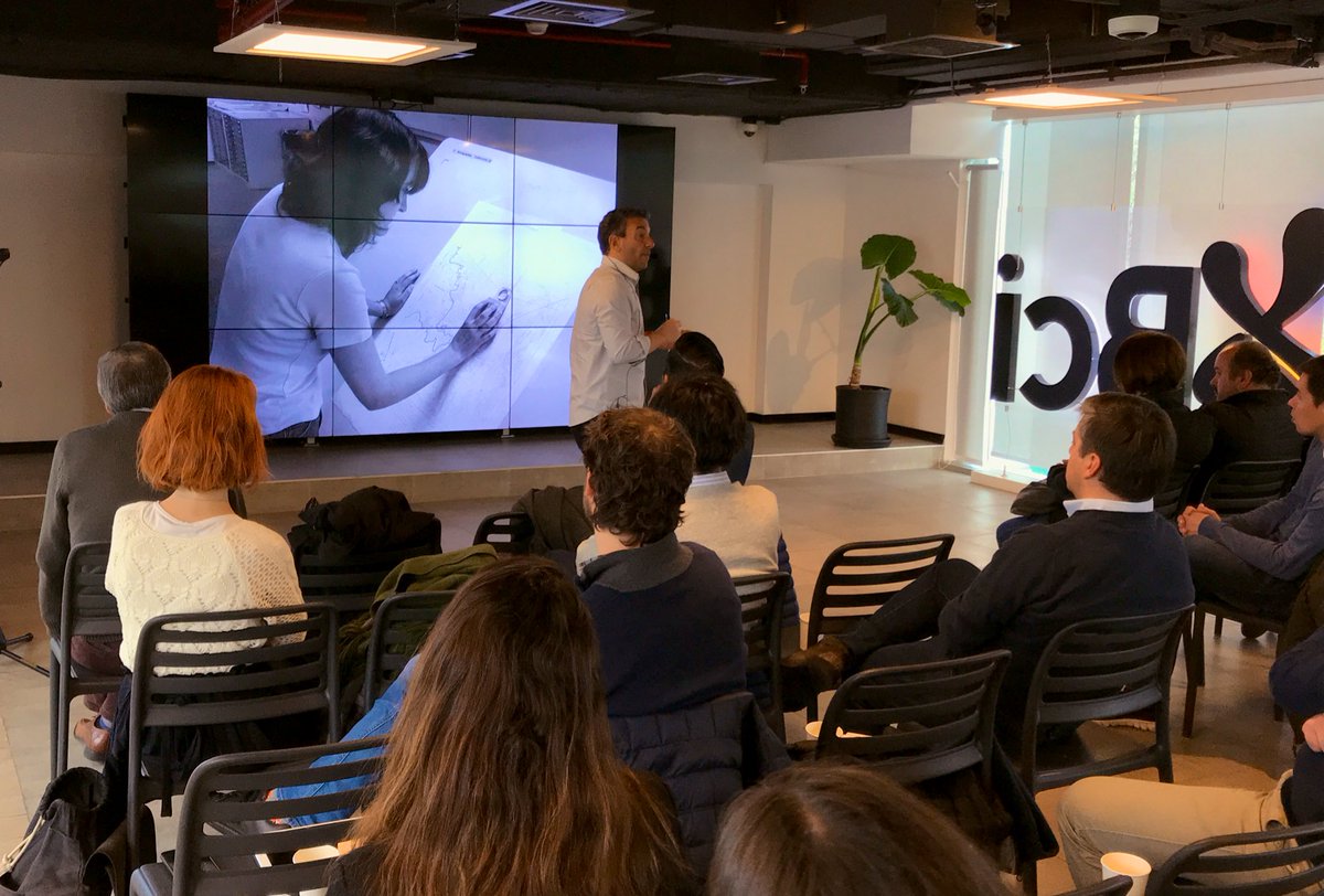 BancoBci's tweet photo. Hoy en #CentroNaceBci se #PiensaAlReves junto al creador de #Mapcity @rcamhi, quien nos cuenta detalles sobre su libro basado en experiencias reales. https://t.co/OmPT9Zvm6Y