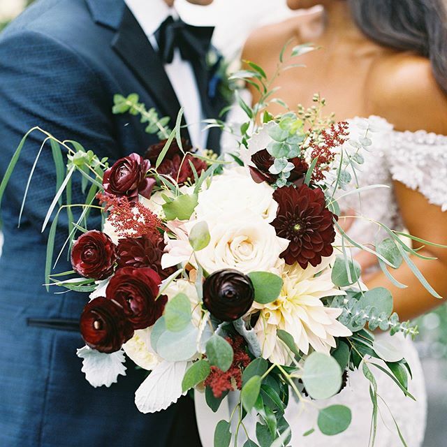 karsonbutler's tweet photo. Anyone else excited for fall flowers? Deeper hues, texture and foliage FTW with this @amaryllisinc bouquet! 🙌🏻 My favorite blooms - the gorgeous dahlias! -EB 📷 @abbyjiu https://t.co/BLLIcgSgZx