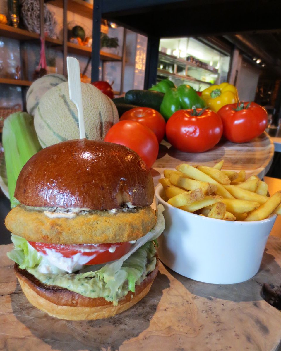 mcgettiganskw's tweet photo. #McGetin our five a day fix with a Falafel burger & chips ๐โ
โค๏ธ if this is your kind of burgerโ
โ
#worldvegetarianday #MeatFree #falafel #burger #veggie #vegetarian https://t.co/z5v8hXeYYC