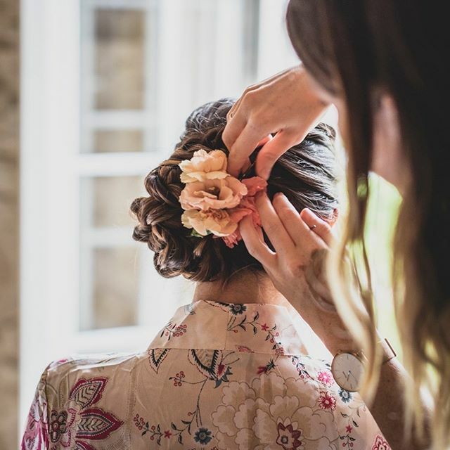 mygreenevent's tweet photo. [L&amp;S] On ajoute la touche finale à la magnifique coiffure de mariée de @charlenedolomaquilleuse ✨ #weddinghair #weddingday #weddingplanner #mygreenevent #mariage 📸 @sebastien_bdk_photographie 🌱 https://t.co/4endAY8fzh https://t.co/DMHb5ugTxQ