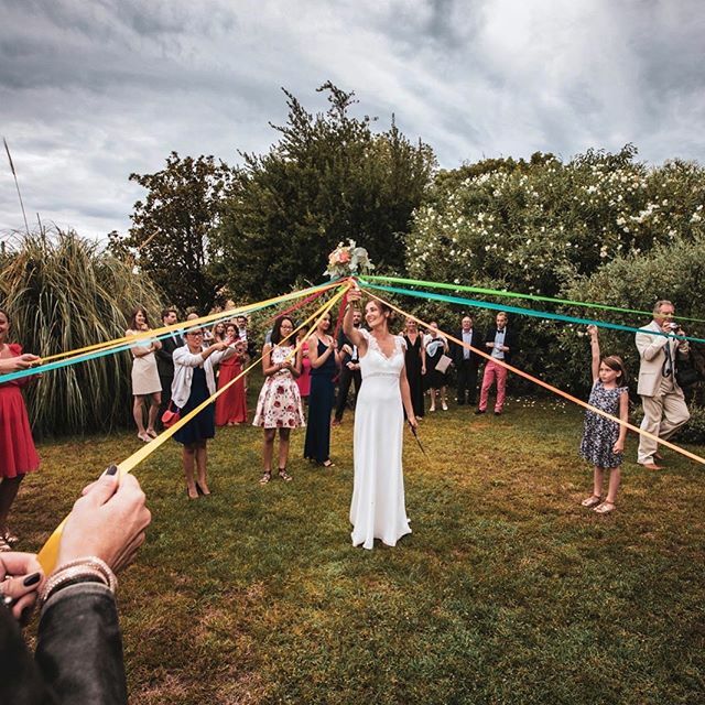 mygreenevent's tweet photo. [L&amp;S] Le jeu du bouquet : à lancer, à couper, à délier... on peut tout se permettre selon vos envies 💐 #wedding #weddingday #weddingdress #weddingplanner #mariage #mygreenevent 📸 @sebastien_bdk_photographie 🌱 https://t.co/exDVfaNVI7 https://t.co/Bo8w5J4XTj