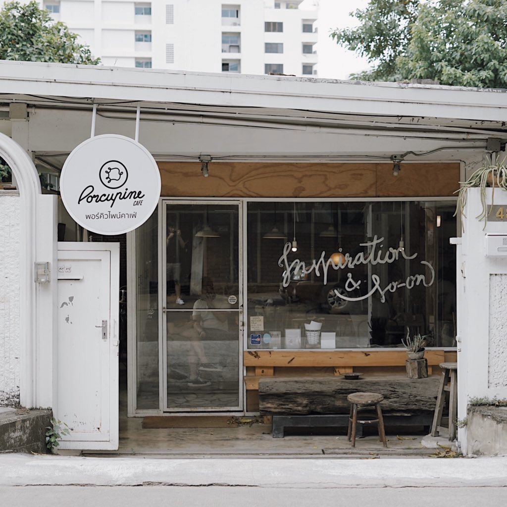 peemoniwa's tweet photo. Porcupine cafe • Ari
แพลนหาคาเฟ่ชิวๆไปนั่งเล่นวันหยุดใกล้ๆBTS สุดท้ายมาจบที่นี่ คาเฟ่มีมานานละ แต่เพิ่งเคยมา555 เลยลอง Chocolate berry flourless cake ไป เนื้อแน่นกำลังดี ไม่เลี่ยนจนเกินไป นั่งกินกับกาแฟไปเพลินๆ 🍰
@aroii #อร่อยบอกต่อ #รีวิวคาเฟ่ #peemoniwareview https://t.co/HH4M7P62y6