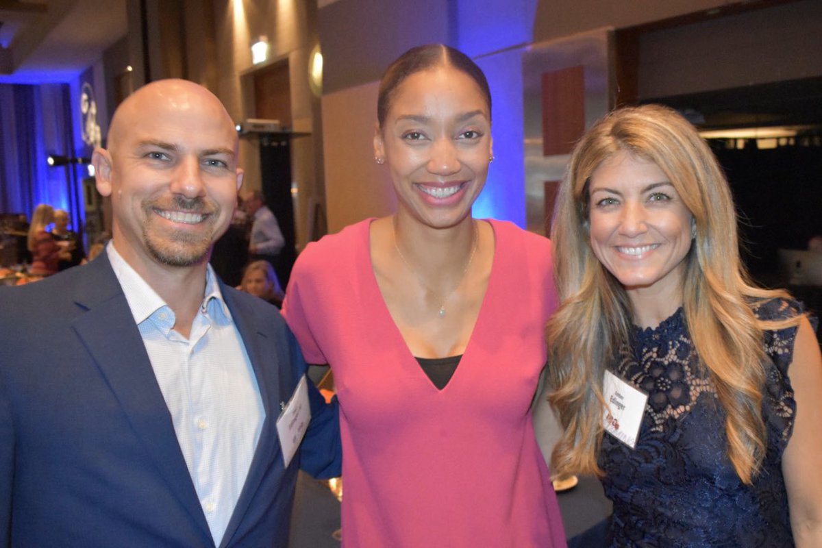 chrisdraft's tweet photo. Nichelle represented @teamdraft on Saturday night @BearsLocal #AlumniReception @JerryAzumah @alexbrown96 #changingthefaceoflungcancer #lcsm https://t.co/v4arcAowZi