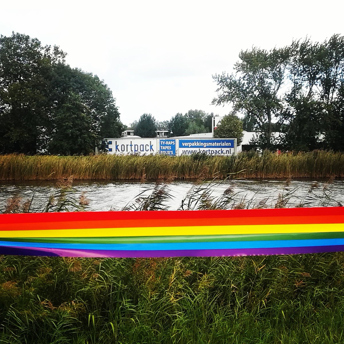 Kortpack's tweet image. Na alle regen komt zonneschijn en een regenboog 🏳️‍🌈🏳️‍🌈🏳️‍🌈 Mocht deze nou even niet te vinden zijn, creëer het dan zelf met ons nieuwe afzetlint! #pride #proud #regenboog #regenboogvlag #lgbt #afzetlint #webshop #kleur instagram.com/p/B3HZjeZI1mj/