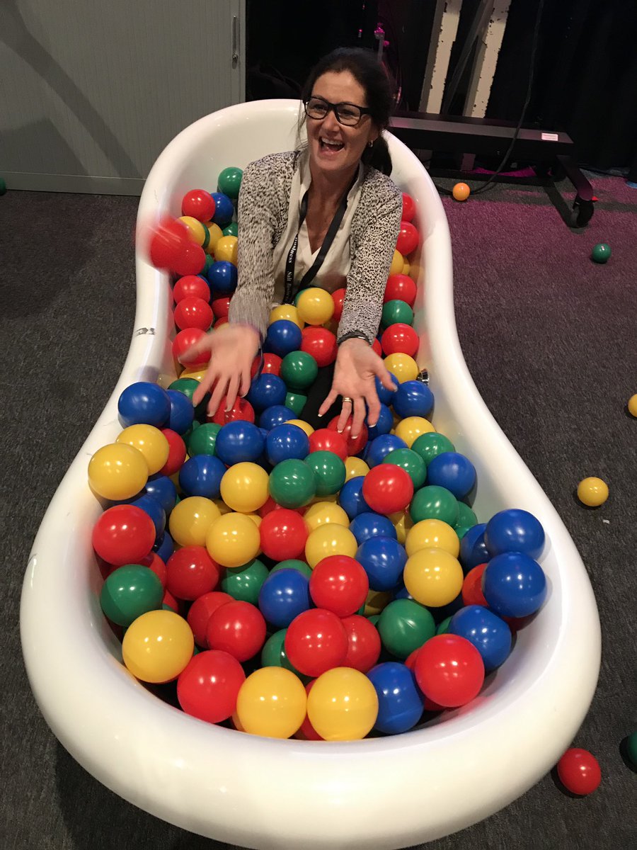 NewWorkTeam's tweet photo. #Gedanken19 nach langer Diskussion doch noch ins Bar rein...Freude herrscht!  #BIW19 # https://t.co/3zYlTF6255
