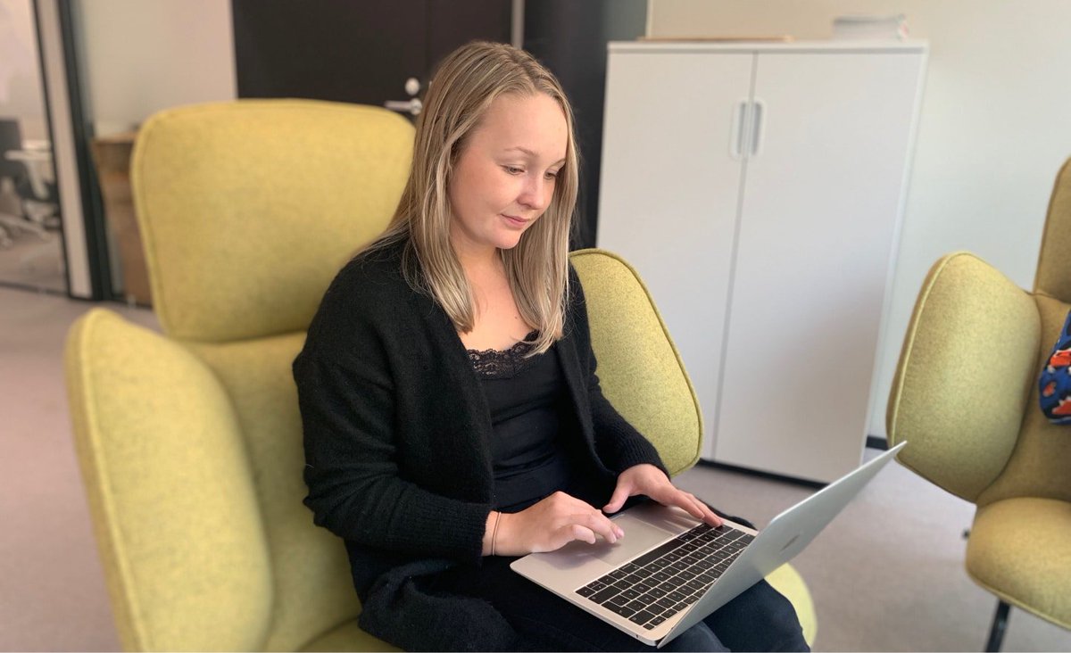 Vilma on ollut osa Skillwellin tiimiä nyt reilun kuukauden ajan. Mistä viestintäharjoittelijan päivät koostuu? Mitä ihmettä se tekee, seilaa vaan kodin ja toimiston väliä milloin milläkin aikataululla? Hyppää mukaan erääseen syksyiseen työpäivään! Lue bot.fi/338g