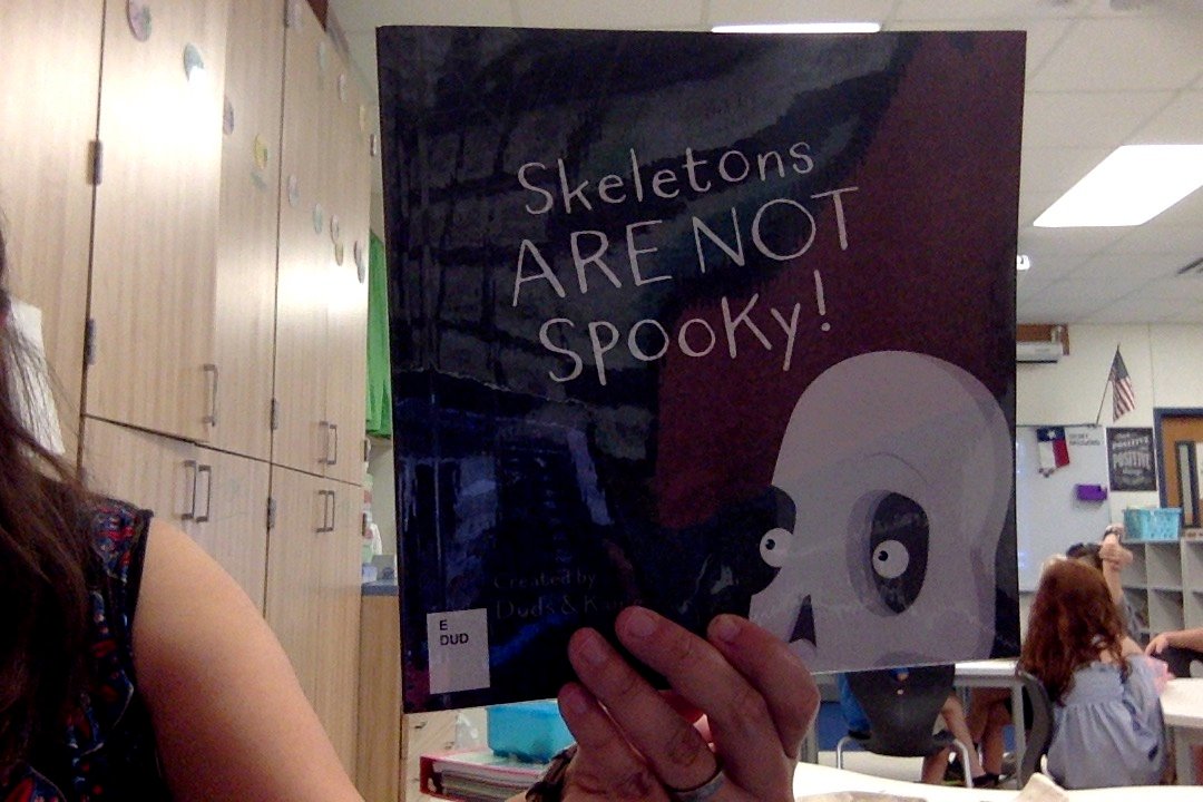 SimmonsIn2nd's tweet photo. We give this book TWO PHALANGES UP! 👍🏽👍🏽#booooked #DSECaughtReading #SimmonsIn2nd https://t.co/H2ioOy47S9