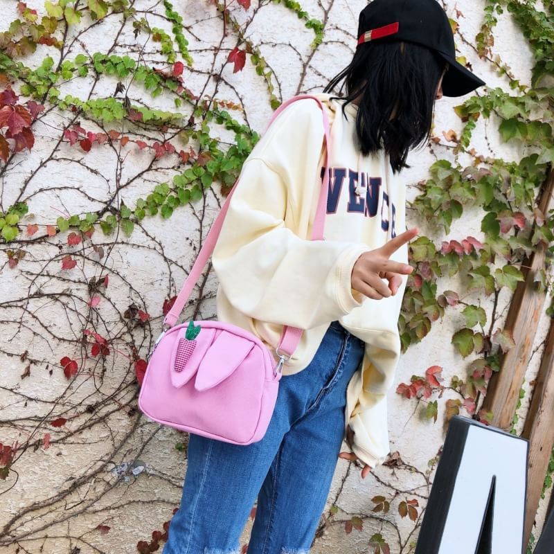 ShopByDao's tweet photo. #พร้อมส่ง #กระเป๋าสะพายข้าง 
กระเป๋ากระต่ายน้อย น่ารักๆ 
🍑99.-฿

ขนาด
- กว้าง 20CM.
- สูง 18CM.
- หนา 4CM.
- มี 4  สี : สีดำ / สีชมพู / สีเหลือง / สีขาว
- สายมารถใส่ iPhone 8 plus ได้
- วัสดุทำจาก หนังผ้าแคนวาส  (มีซับใน) 
- สายผ้า ปรับสายได้ (จุของได้เยอะ) https://t.co/zG93kBJup5