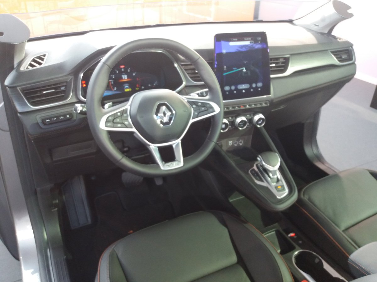 GlassRobRedman's tweet photo. In France today to drive the next Renault Captur and find out about their plans for future mobility. @renault_uk @GlassGuide @autovista_group https://t.co/SOrRrluVfH