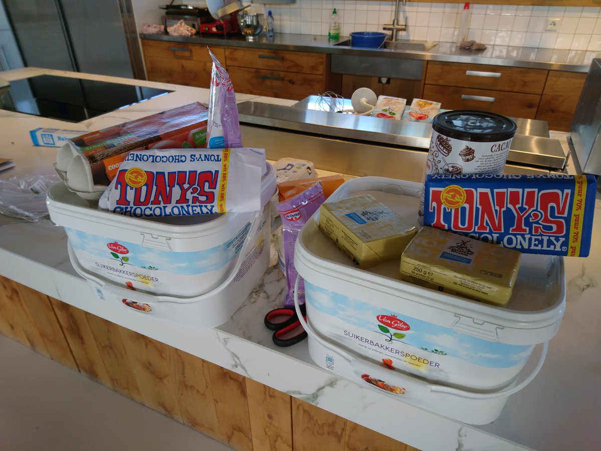 Vanaf vandaag bakt Chantal taarten bij <a href="/koffielust/">koffielust</a> <a href="/ChantalTon/">Chantal Ton</a> heeft haar vaste stek gevonden in #veenhuizen. Allemaal aan de bak en taart bestellen. #veenhuizen #leukwerk #samenwerken #taart #lekker #smullen