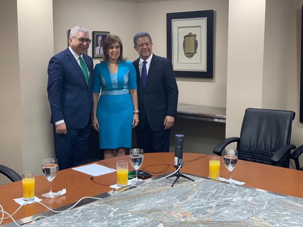 RedesdeReinaldo's tweet photo. Concluye exitosa entrevista al próximo presidente de todos los dominicanos @LeonelFernandez, quien se hizo acompañar de nuestra coordinadora @ingridmendozap 
#LaFuerzaDelPueblo crece. #IngridConLeonel https://t.co/PexD7WEsj6