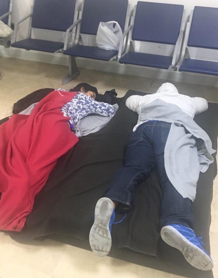 ReporteYa's tweet photo. #2Oct #Diáspora Estas son las condiciones en las que mantienen a venezolanos en el Aeropuerto de Cancún, #México, donde los dejan por horas desasistidos, para luego deportarlos sin explicación y muchas veces quitándoles algunas de sus pertenencias y dinero - @SergioNovelli https://t.co/VAwLuKM0e5
