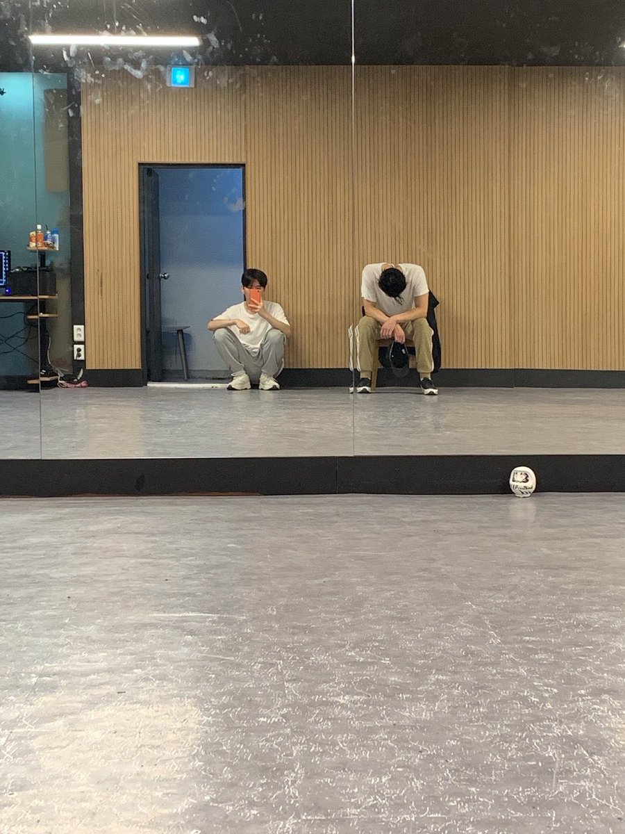 OfficialMONSTAX's tweet photo. [#기현] 셔누형 또 땀으로 샤워했다 https://t.co/Z7MNIlCQFY