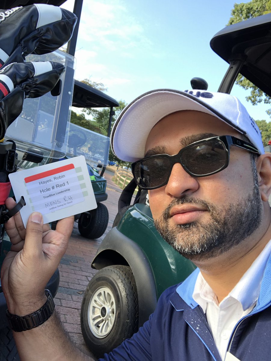 At #Swingforgood setting up <a href="/jetbluecco/">Robin Hayes</a> Golf clubs.