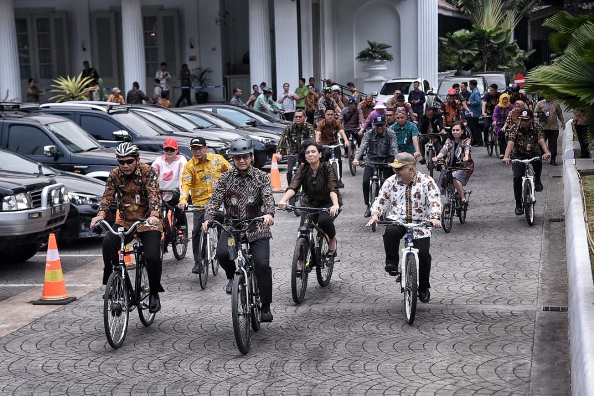 aniesbaswedan's tweet photo. #HariBatikNasional kali ini kita rayakan dengan bersepeda, siang tadi inspeksi bersama jajaran Pemprov DKI dan dilanjutkan makan siang bersama di Gajah Mada Food Street.

#DKIJakarta
#JakartaRamahBersepeda
#GajahMada https://t.co/aC5lsdQHik