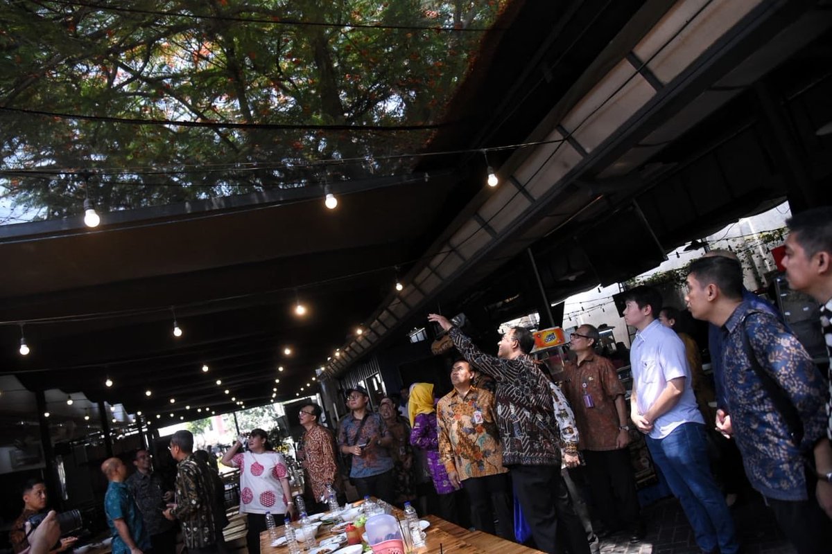 aniesbaswedan's tweet photo. #HariBatikNasional kali ini kita rayakan dengan bersepeda, siang tadi inspeksi bersama jajaran Pemprov DKI dan dilanjutkan makan siang bersama di Gajah Mada Food Street.

#DKIJakarta
#JakartaRamahBersepeda
#GajahMada https://t.co/aC5lsdQHik