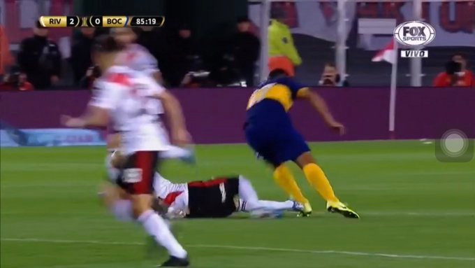 SANGREXENEIZE's tweet photo. Una buscaron que sea roja, la otra la omitieron. Si la camiseta es roja y blanca, ante la duda siempre es a favor de ellos. Sucio, sucio, sucio. Desde el 2014 hasta hoy. https://t.co/jm7IvpJOB9