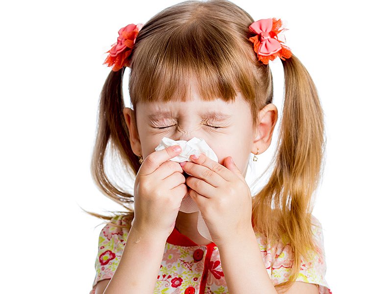 Заложенность носа у ребенка 5 лет. Ребенок чихает. Насморк у ребенка. Чихание ребенка.