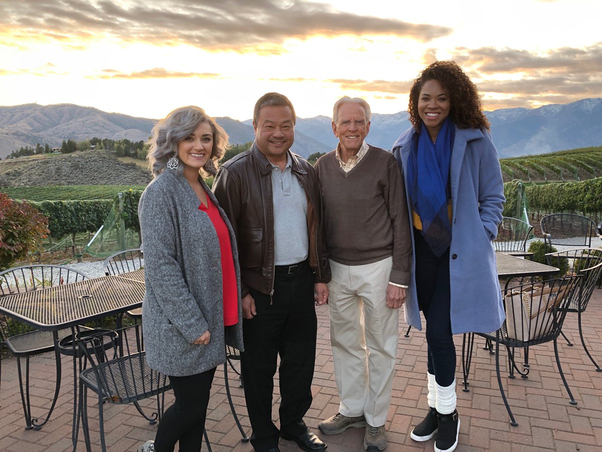 OneOrbitCDR's tweet photo. With Dr. Bruce Barritt, creator of the Cosmic Crisp, and two of my fellow influencers! #CosmicCrisp #Uniphi #OneOrbit https://t.co/sZJJliZfOD