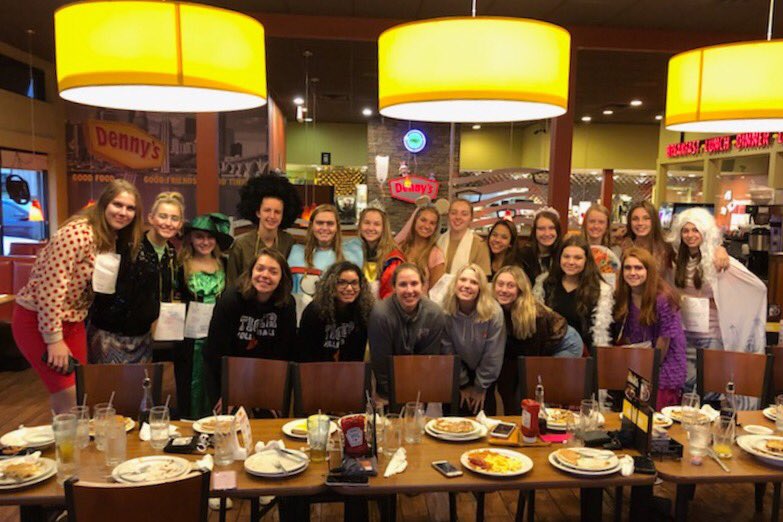 angkparedes's tweet photo. SENIOR KIDNAPPING😈😈😈 @FarmTigerVb @MrMichaelWoody https://t.co/c6KlFvbcOp