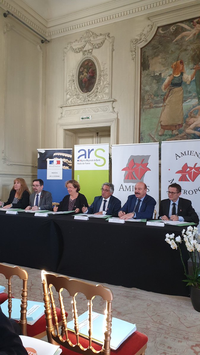 s_derudas's tweet photo. Très honoré d'avoir pu assister à la signature du contrat local de santé à l'hôtel de ville #Amiens en présence des partenaires institutionnels @ARS_HDF @AmiensMetropole #villedAmiens #cpam80 avec qui @EoviMcd @GroupeAesio partage les valeurs d'entraide #solidarite https://t.co/we9bP2Sojl