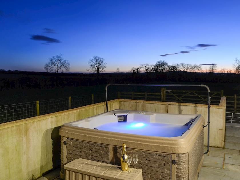 TheHolidayCots's tweet photo. Autumn availability at Westhouse Farm Cottages. Contact the owner directly to book your holiday in Cumbria today.
๐๏ธ Sleeps 1-8
https://t.co/RbB4vVMqRY
#AutumnBreak #Availability #FarmCottage #SelfCatering #Holiday #FamilyFriendly #HotTub #Maryport #Cockermouth #Cumbria #UK https://t.co/dNlS2EI6js