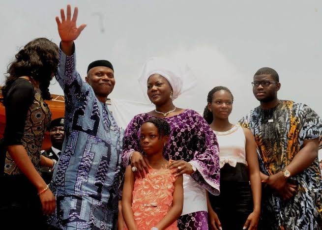 Adeola_Alamala's tweet photo. We are the true Sunshine ☀ |
Gov. Otaibayomi Mimiko Parody Account |
Follow for Ondo/Akure trends ✍️ | #OndoGang #IwillWorkForYou 🤗🤗🤗 https://t.co/20l2qtzmaf