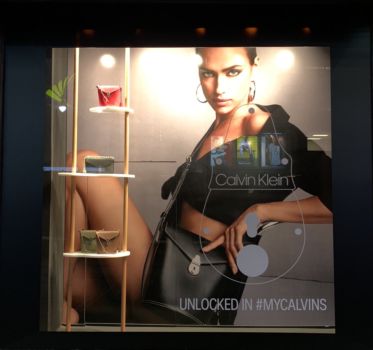 VisualCiti's tweet photo. Calvin Klein Handbag Window at Macy's Herald Square
.
.
#visualciti #visualsoflife #visualmerchandising #merchandising #storedesign #visualprops #signage #colorful #custom #graphics #calvinklein #handbags #macys#windowdisplay https://t.co/nQlQJZ7s95