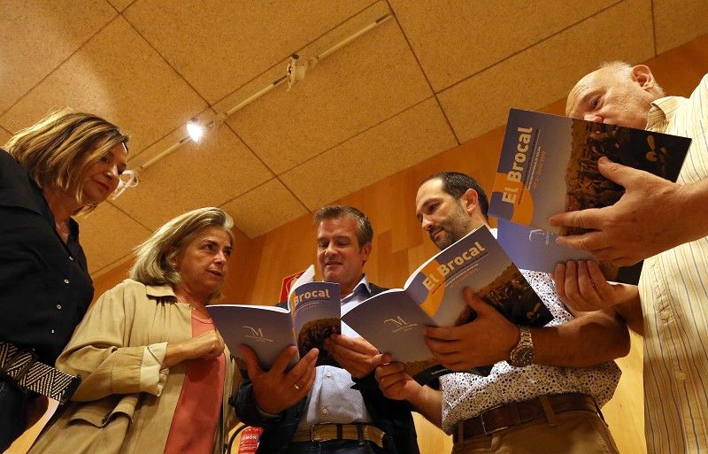 diputacionMLG's tweet photo. El Centro de Estudios del #Folclore #Malagueño de #Benagalbón presenta el segundo número de la #revista #ElBrocal.

Tiene el objetivo de difundir las actividades e investigaciones realizadas por este centro de la @diputacionMLG.

👉https://t.co/Lah9KtSszb 
@victorggpp https://t.co/3JUFWPwbxz
