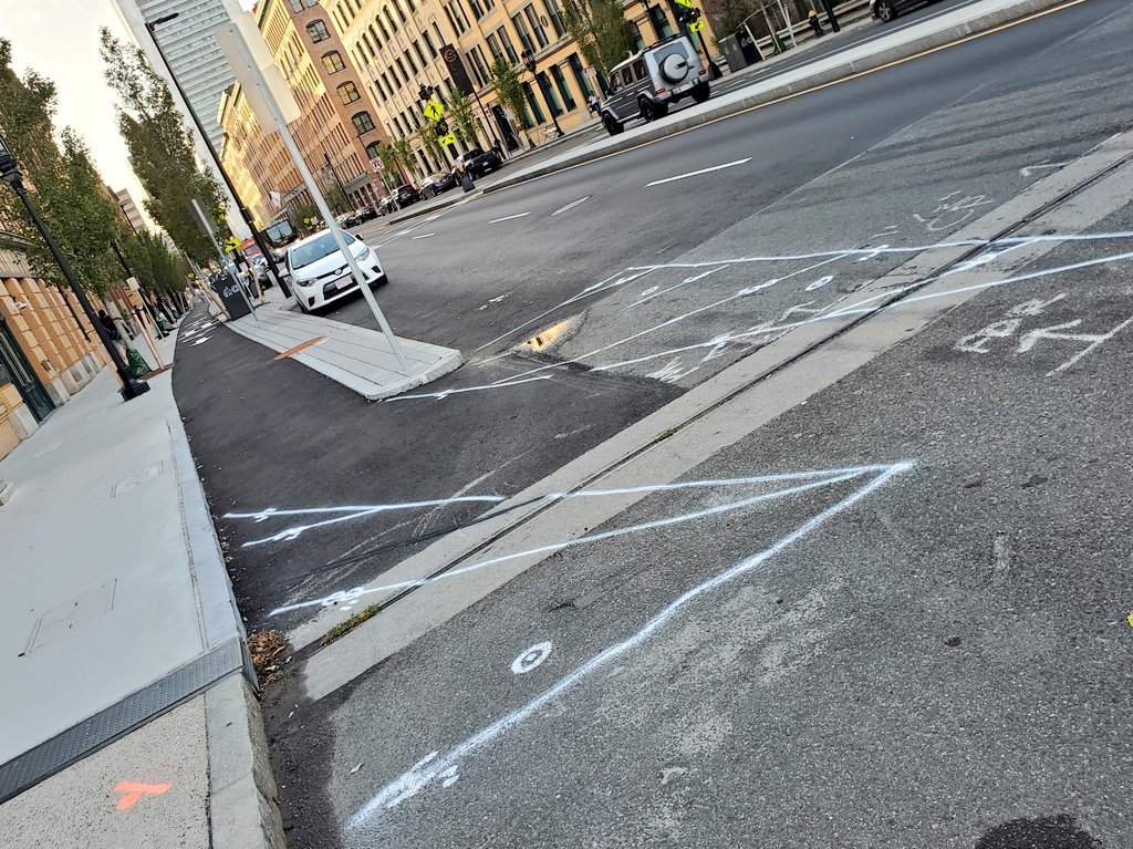 mattapanviv's tweet photo. Got a nice surprise on my ride home yesterday. Looks like @CityOfBoston is eliminating the 1st parking meters & redesigning the entrance/exit to make the #SummerSt cycletracks more visible, accessible & safe!
TY @BostonBTD & @BostonPWD! 🚲💜 #mybikejoy #gettingmorebuttsonbikes https://t.co/b5SGWusLCe