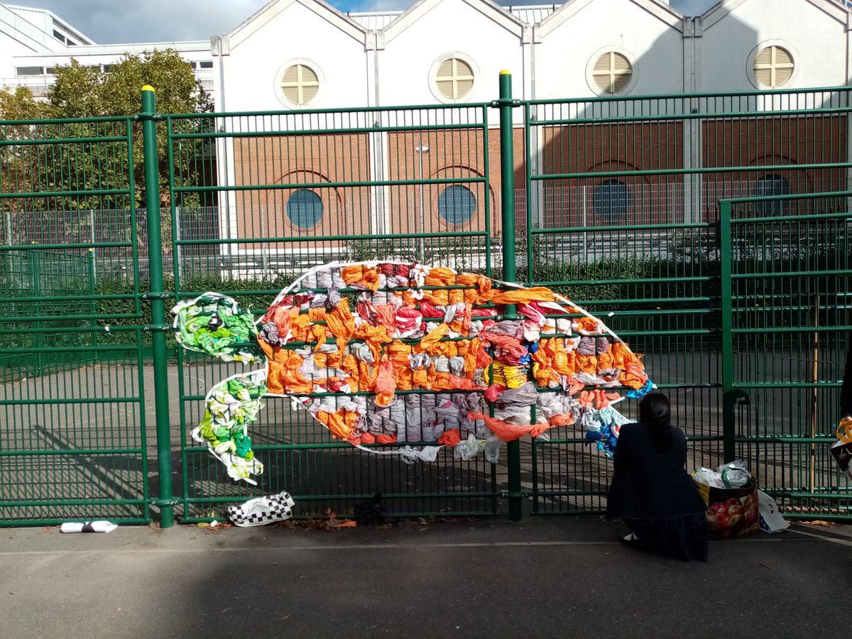 physicsDrB's tweet photo. A new cool plastic awareness project from our lovely STEM ambassadors for our local primary school #nomoresingleuseplastic @SuttonHighSTEM @SuttonHighGirls @GDSTEM @GDST https://t.co/z74Je2wKby