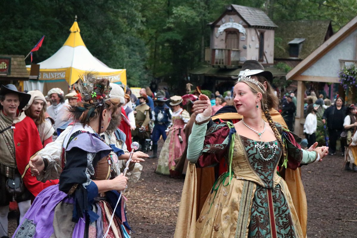 percyjourno's tweet photo. Went out to the @michrenfest with a few friends and got some fun photos. It's been awhile since I had been out to the #michrenfest but I'm glad I went.
#Michigan #photo #photography https://t.co/gOZsSU3Wzp