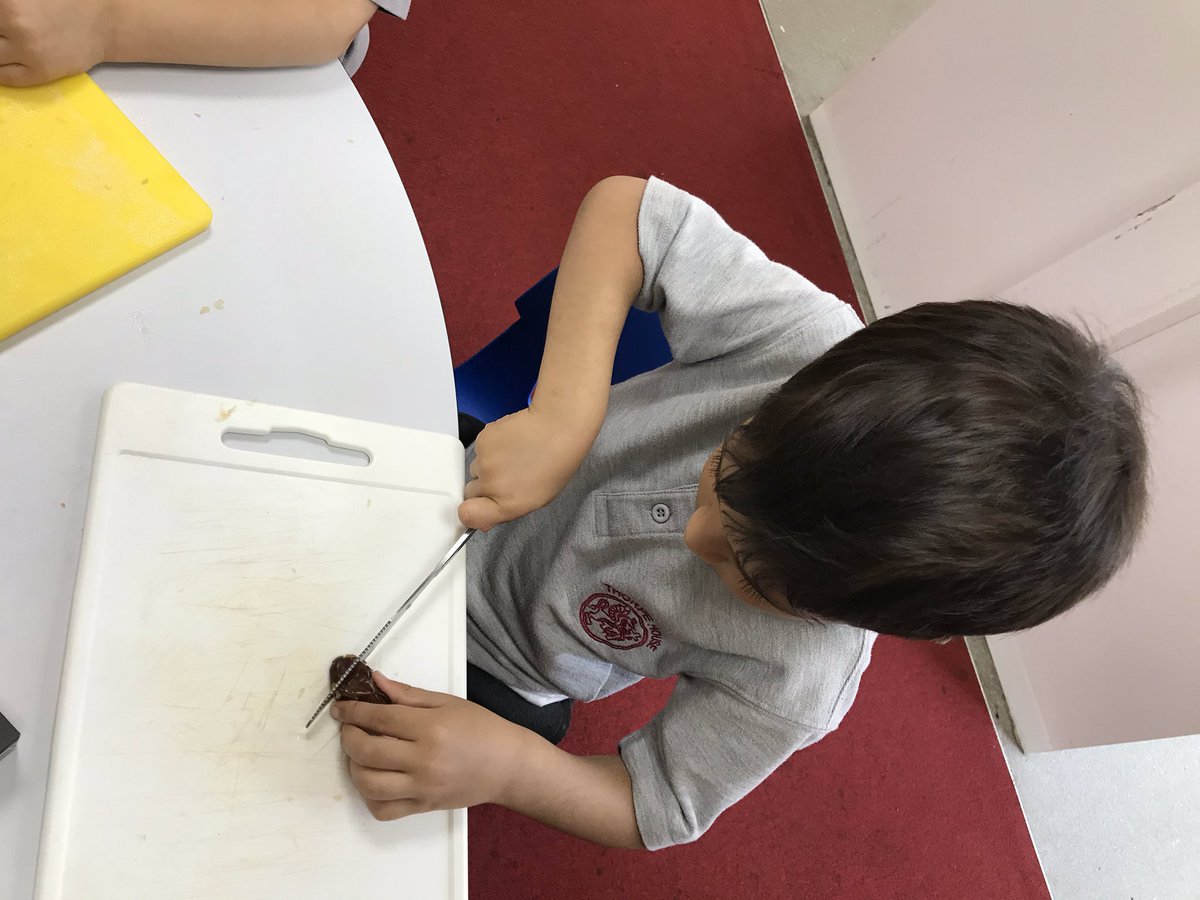 thorpehousesch's tweet photo. #ThorpeExplorers Nursery Class busy sensory baking session: peeling & chopping apples; munching apple skins; tasting apricots & dates; squidgy pastry between fingers; smelling spices; mixing! @TLBMagazine @tes @GXonline @GoodSchoolsUK @LitLangAcademy @MyMarlowUK @BeaconsfieldL https://t.co/WmPwW6oTOd