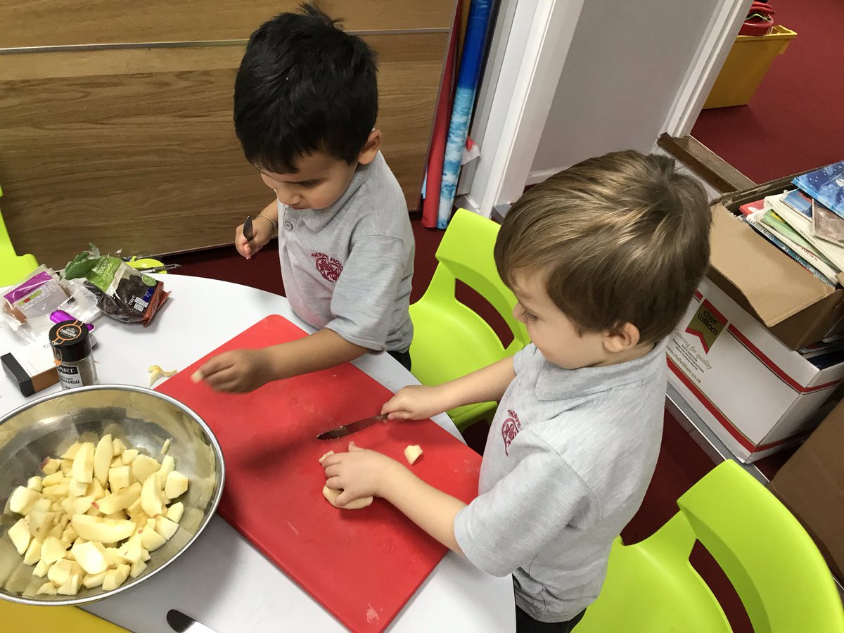 thorpehousesch's tweet photo. #ThorpeExplorers Nursery Class busy sensory baking session: peeling & chopping apples; munching apple skins; tasting apricots & dates; squidgy pastry between fingers; smelling spices; mixing! @TLBMagazine @tes @GXonline @GoodSchoolsUK @LitLangAcademy @MyMarlowUK @BeaconsfieldL https://t.co/WmPwW6oTOd
