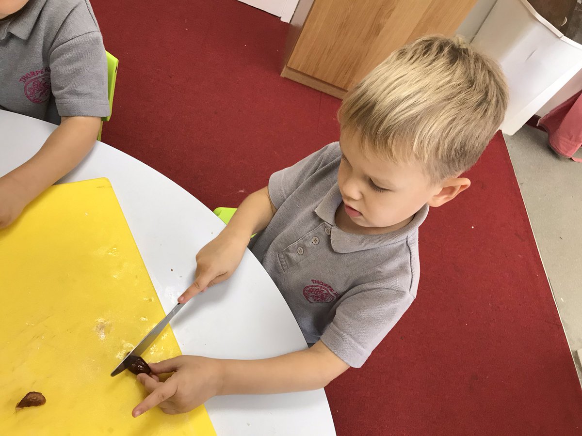 thorpehousesch's tweet photo. #ThorpeExplorers Nursery Class busy sensory baking session: peeling & chopping apples; munching apple skins; tasting apricots & dates; squidgy pastry between fingers; smelling spices; mixing! @TLBMagazine @tes @GXonline @GoodSchoolsUK @LitLangAcademy @MyMarlowUK @BeaconsfieldL https://t.co/WmPwW6oTOd