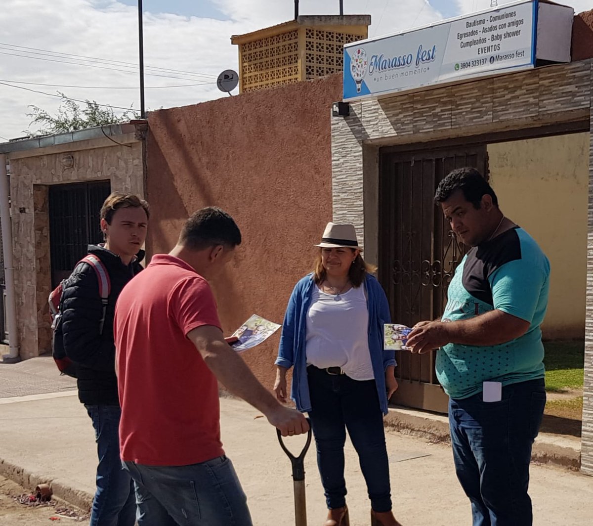 vegaclara's tweet photo. Junto a @rippanazareno visitando los vecinos Zona Norte llevando la propuesta de @JulioMartinezLR #LaRiojaQueViene Sumando voluntades al proyecto #JM2019 #JMGobernador #NazaConcejal #JxC #JuntosPorLaRioja @Comunicacionucr @BeatrizDavyt https://t.co/hyXqdheUqC