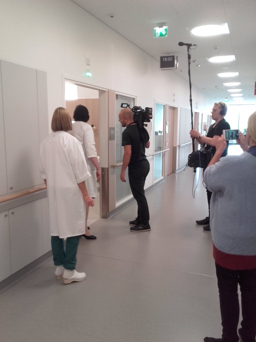 Tänään työpaikallani, Espoon sairaalan Villa Glimsissa kuvaukset ”Elossa 24h” ohjelmaa varten. Vastaavia kuvauksia tänään 12 paikassa eri puolella Suomea 35 kameraryhmän voimin. Sarja julkaistaan 2020 alussa. #elossa24h