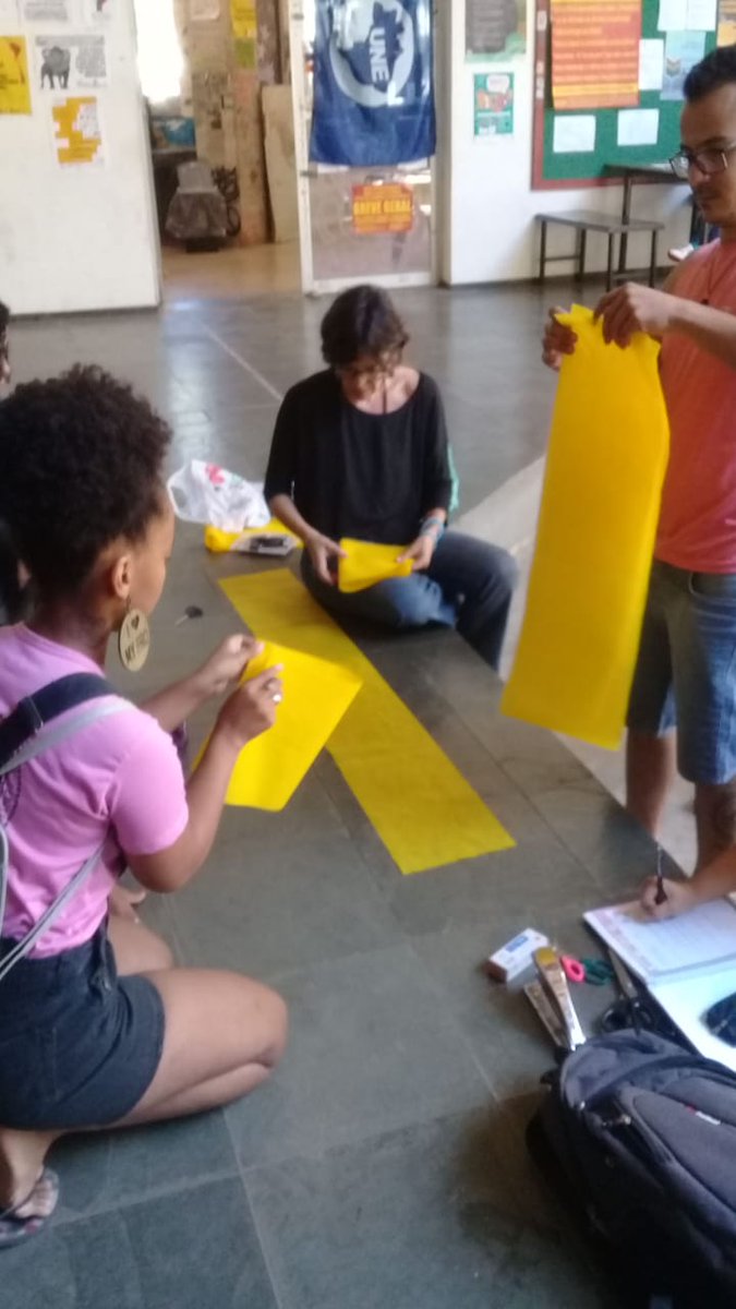 apubh's tweet photo. Acontece agora no IGC, comunidade acadêmica da UFMG produz materiais para os atos de amanhã, 03/10. A oficina faz parte da Jornada de Criação e Intervenção em defesa da Educação, Artes, Cultura, Ciência e Tecnologia.
#apubh #sindifes #dceufmg #apg #ufmg #greve48h https://t.co/uTTaHyWk3W